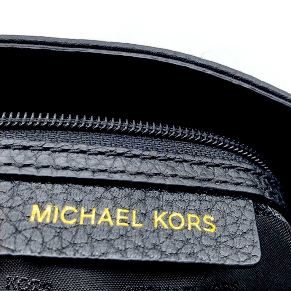 Michael Kors, pebble, leather, black shoulder bag, gold hardware, zipper closure - Picture 5 of 9